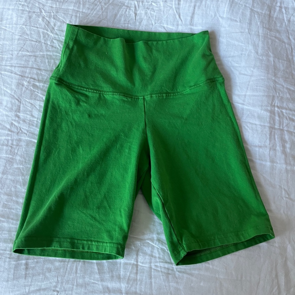 Aritzia TNA hi-rise bike short 7” green small